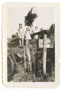 Dziewczynki na kole po spalonym młynie p.Miącza. Wśród nich Bożena i Barbara córki nauczyciela p. M.Tałandy. Fot Janusz Przybylski. 1941r.