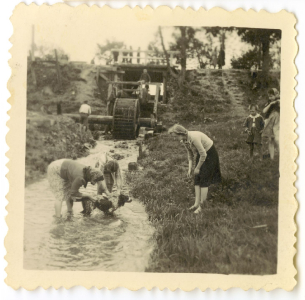 Mycie psów na łąkach poniżej koła. Po lewej widoczne pozostałości młyna. Chłopic po prawej to prawdopdobnie Bartek - syn aptekarza p. Kuklińskiego. Fot Janusz Przybylski. 1941r.