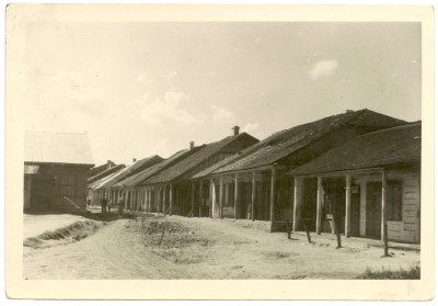 Pierzeja zachodnia rynku – zabudowa podcieniowa niegdyś częsta na Lubelszczyźnie i Wołyniu... Fot Janusz Przybylski. 1941r.