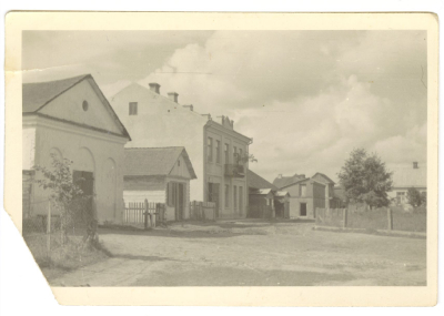 Placyk przed apteką. Na pierwszym planie warsztat p. Kwiatkowskiego – pozostałość zabudowań po fabryce Poletyłów. W głębi widoczne ganki Domu Ludowego. Fot Janusz Przybylski. 1941r.