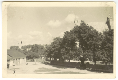 Widok na kościół od południa. Zdjęcie wykonane bezpośrednio po kradzieży dzwonów przez niemców. Fot Janusz Przybylski. 1941r.